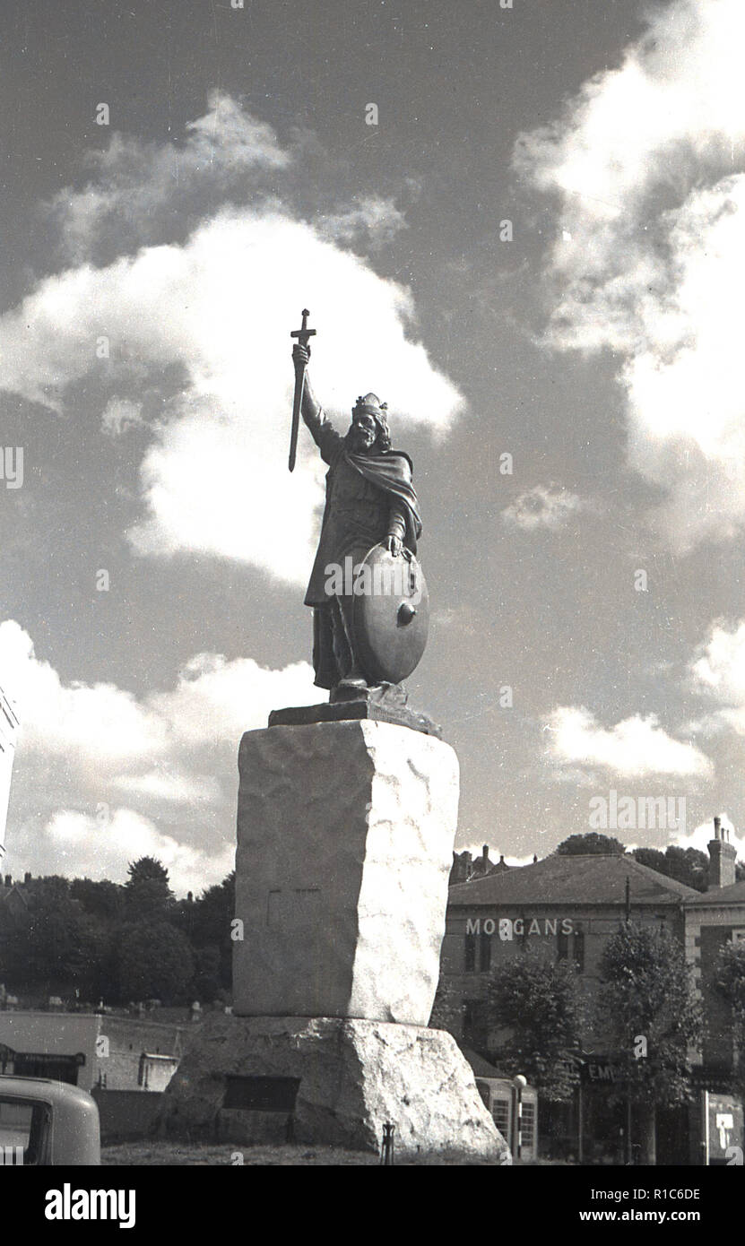 1950, historische, die Statue von Alfred der Große, Winchester, England, UK. Von Hamo Thornycroft entworfen und 1899 errichtet, die Bronze Statue steht auf einem Sockel aus zwei Blocks von cornish Granit. Stockfoto