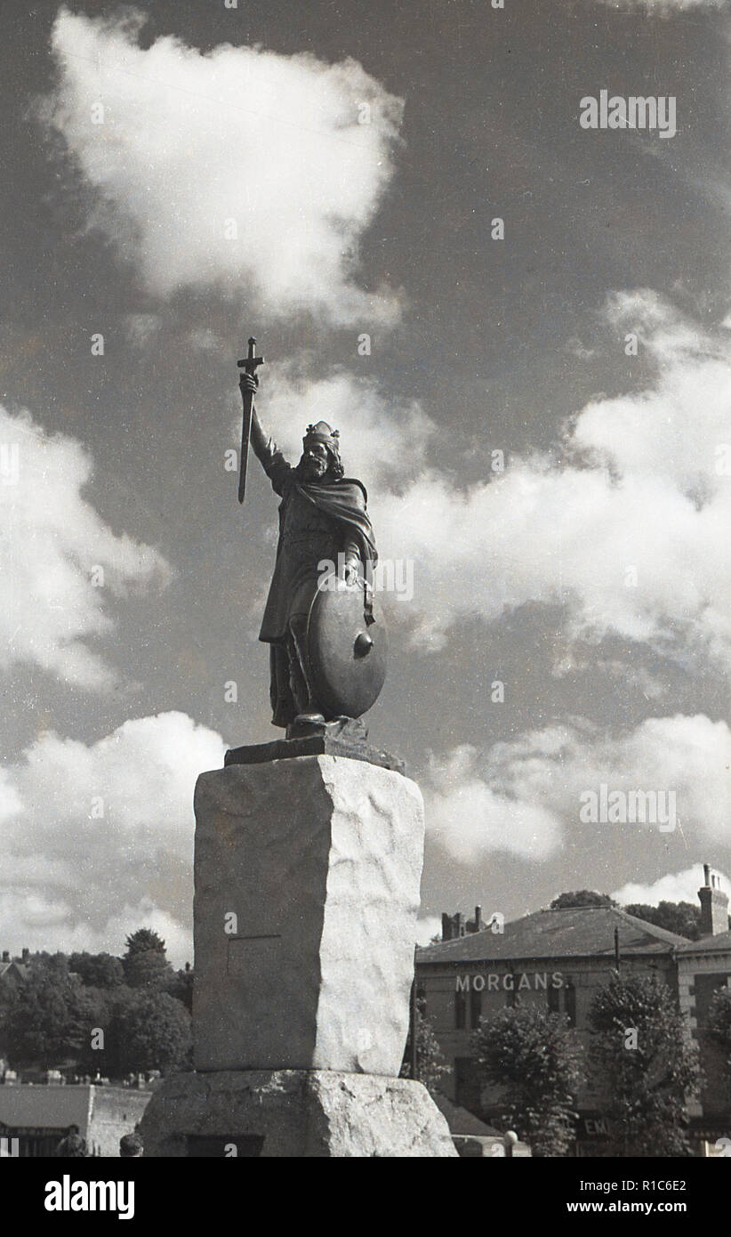 1950, historische, die Statue von Alfred der Große, Winchester, England, UK. Von Hamo Thornycroft entworfen und 1899 errichtet, die Bronze Statue steht auf einem Sockel aus zwei Blocks von cornish Granit. Stockfoto