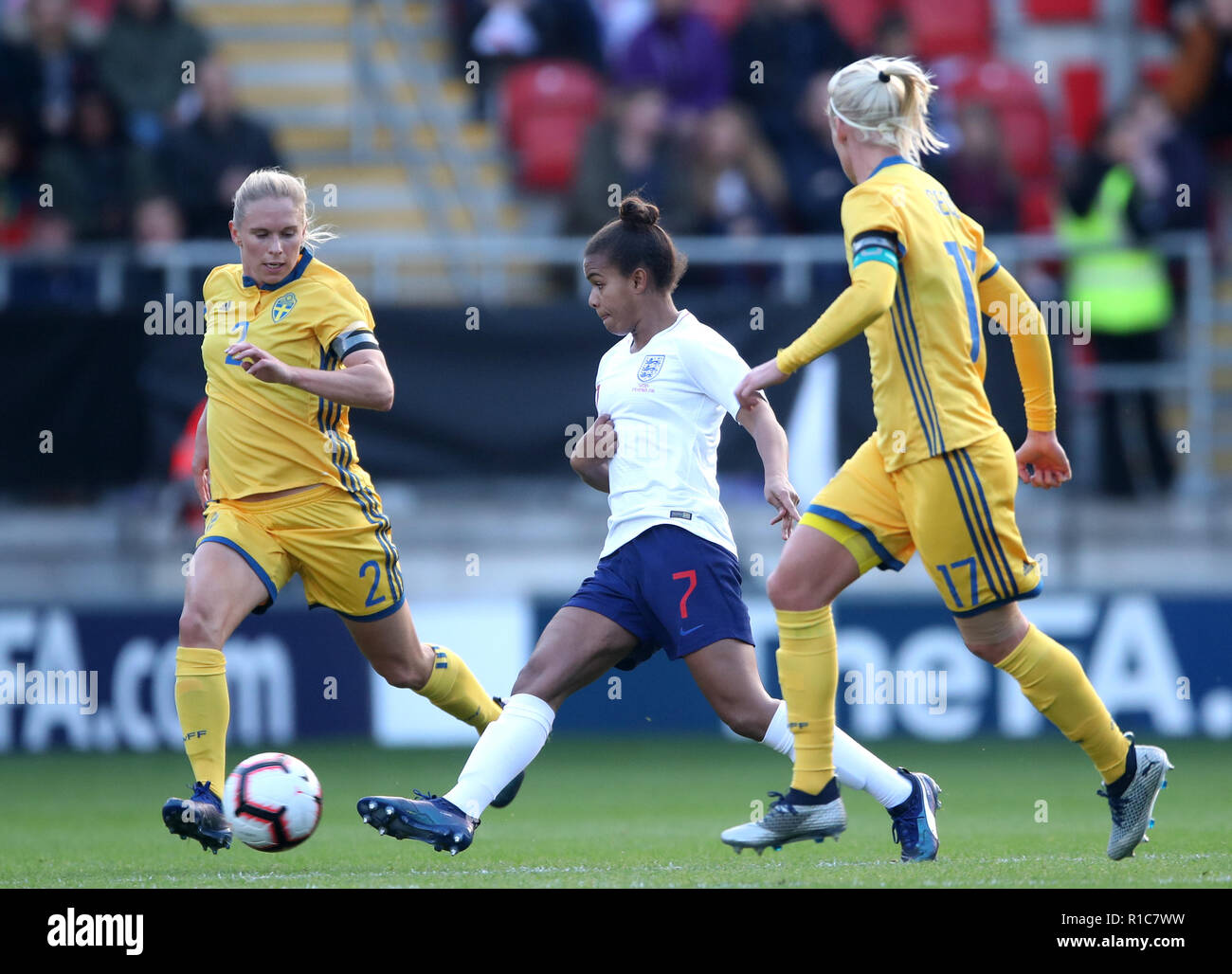 England's Nikita Parris (Mitte) nimmt an der schwedischen Caroline Seger (rechts) und Jonna Andersson beim internationalen Freundschaftsspiel der Damen an der AESSEAL New York Stadium, Rotherham. Stockfoto