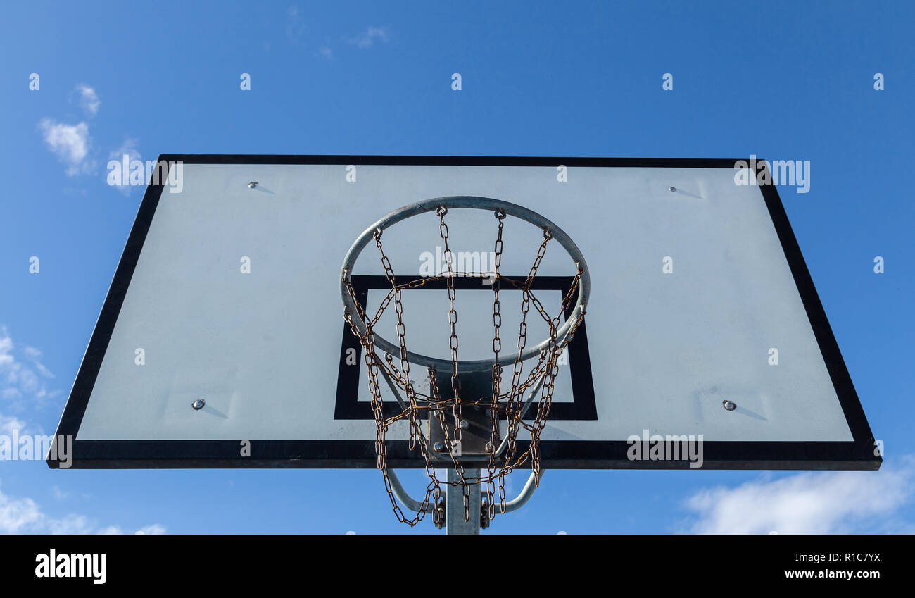 Basketball Holzbrett mit Eisen Netze. Außerhalb Basketballplatz  Stockfotografie - Alamy