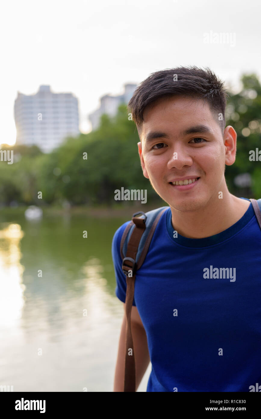 Junge hübsche Asiatische tourist Mann mit Rucksack entspannen am p Stockfoto