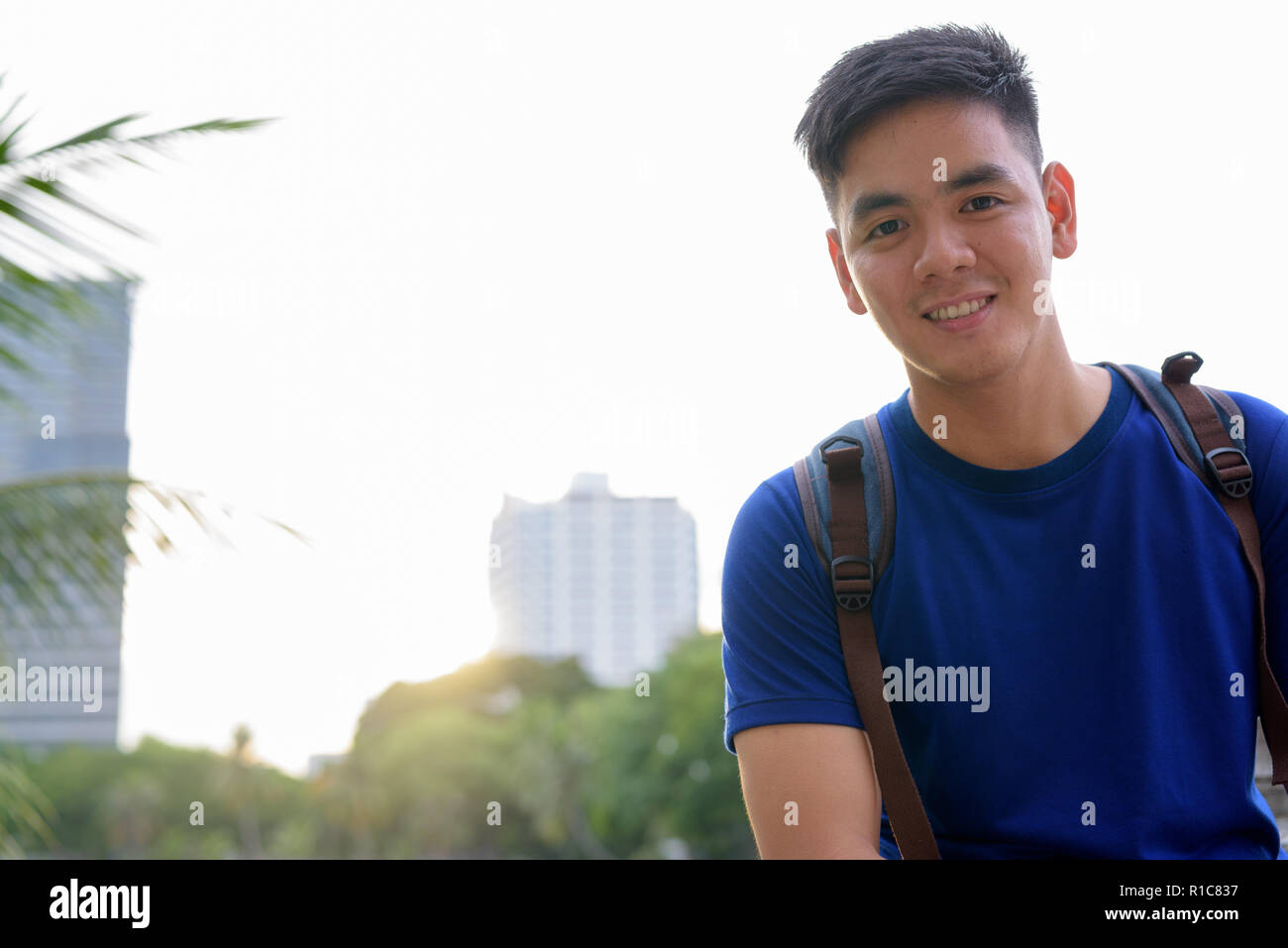 Junge hübsche Asiatische tourist Mann mit Rucksack entspannen am p Stockfoto