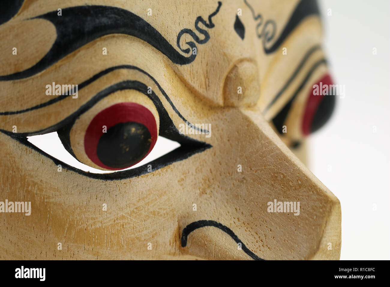 Nahaufnahme der indonesische Maske, topeng, maschera auf weißem Hintergrund Stockfoto
