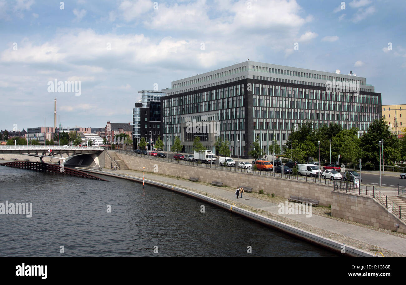 Ein großes, modernes Gebäude aus Glas, das die Bundespressekonferenz die Bundespressekonferenz Mitte sitzt am Ufer der Spree in Berlin, Deutschland. Stockfoto