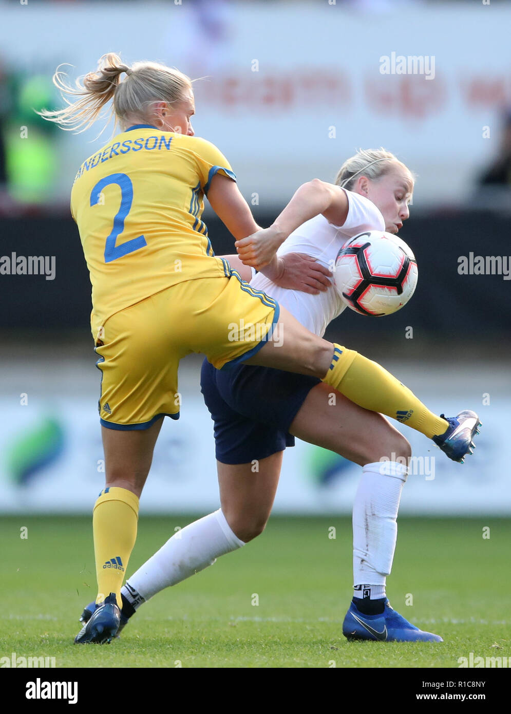 England's Beth Mead (rechts) und dem Schwedischen Jonna Andersson Kampf um den Ball beim internationalen Freundschaftsspiel der Damen an der AESSEAL New York Stadium, Rotherham. Stockfoto