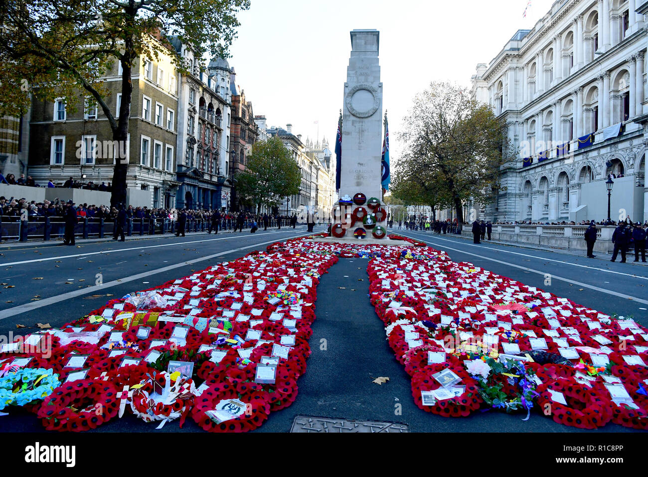 Kränze decken den Boden nach der Trauerfeier am Ehrenmal Gedenkstätte in Whitehall, London, auf das 100-jährige Jubiläum der Unterzeichnung der Waffenstillstand, dem Ende des ersten Weltkriegs markiert. Stockfoto