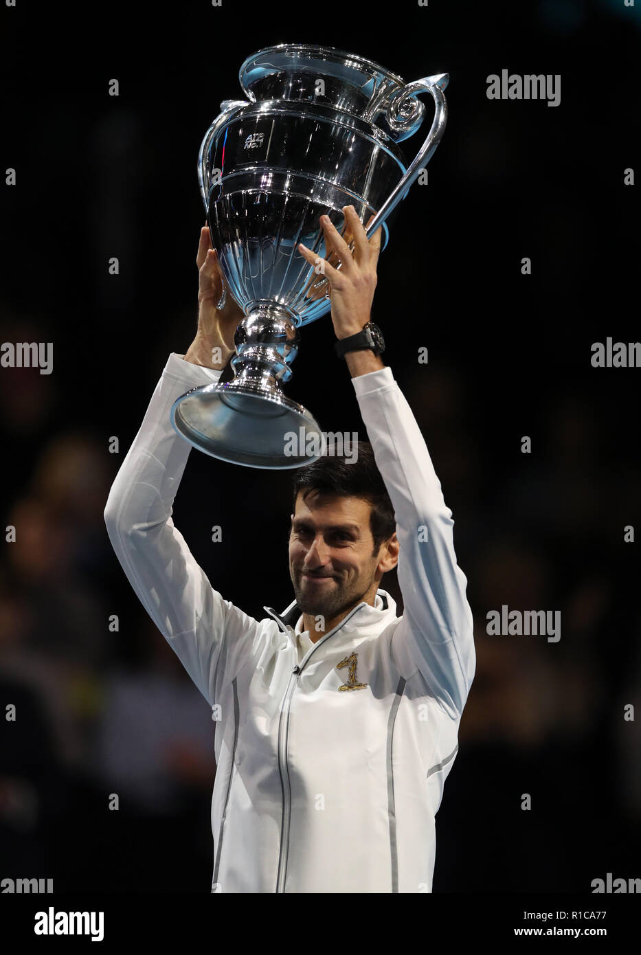 Novak Djokovic ist mit einer Trophäe für beendete das Jahr als Nummer eins der Welt Spieler während des Tages eine der Nitto ATP-Finale in der O2 Arena in London vergeben. Stockfoto