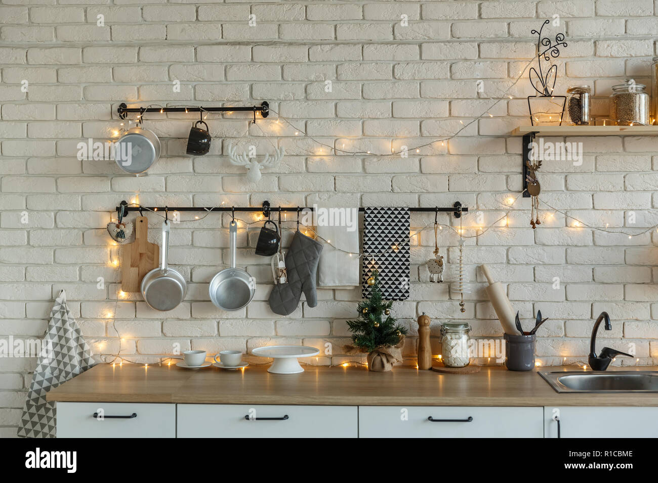 Deckenleuchte Küche mit Weihnachtsdekor und Baum Stockfoto