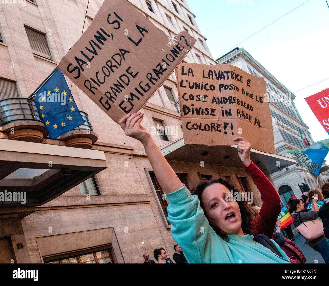 Rom, Italien. 10 Nov, 2018. Nationalen Demonstration in Rom von der # unteilbaren Netzwerk gegen die Regierung organisiert, gegen die Regierung, grassierende Rassismus und die 'Security Dekret' - eine Verschärfung der Einwanderungspolitik - von der Liga Leiter und stellvertretenden Ministerpräsidenten Matteo salvini dargestellt und durch den Senat Anfang dieser Woche genehmigt. Credit: Patrizia Cortellessa/Pacific Press/Alamy leben Nachrichten Stockfoto Rom, Italien. 10 Nov, 2018. Nationalen Demonstration in Rom von der # unteilbaren Netzwerk gegen die Regierung organisiert, gegen die Regierung, grassierende Rassismus und die 'Security Dekret' - eine Verschärfung der Einwanderungspolitik - von der Liga Leiter und stellvertretenden Ministerpräsidenten Matteo salvini dargestellt und durch den Senat Anfang dieser Woche genehmigt. Credit: Patrizia Cortellessa/Pacific Press/Alamy leben Nachrichten Stockfoto
