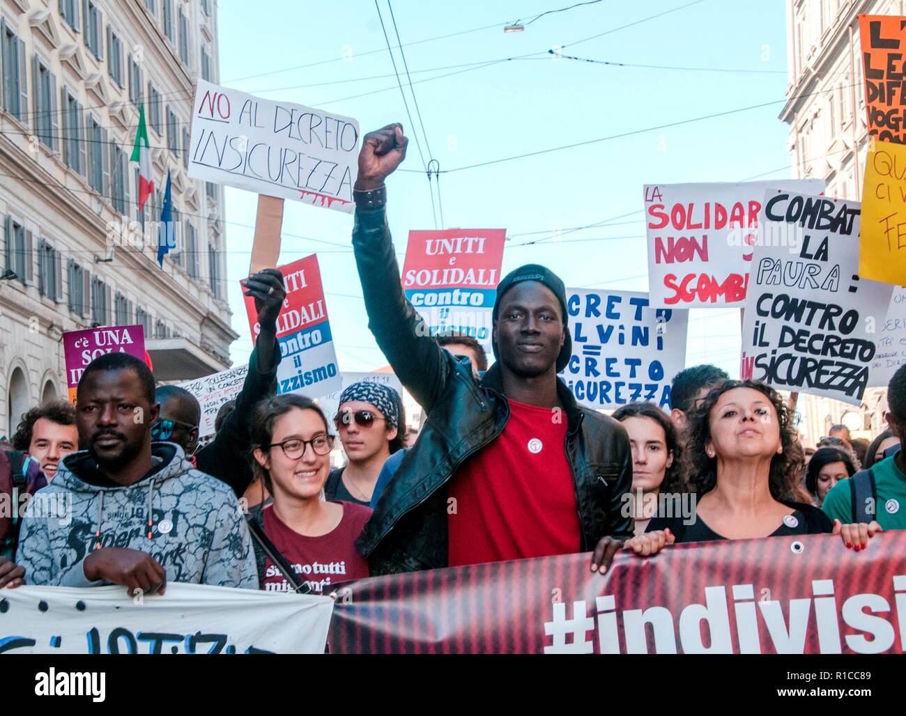 Rom, Italien. 10 Nov, 2018. Nationalen Demonstration in Rom von der # unteilbaren Netzwerk gegen die Regierung organisiert, gegen die Regierung, grassierende Rassismus und die 'Security Dekret' - eine Verschärfung der Einwanderungspolitik - von der Liga Leiter und stellvertretenden Ministerpräsidenten Matteo salvini dargestellt und durch den Senat Anfang dieser Woche genehmigt. Credit: Patrizia Cortellessa/Pacific Press/Alamy leben Nachrichten Stockfoto Rom, Italien. 10 Nov, 2018. Nationalen Demonstration in Rom von der # unteilbaren Netzwerk gegen die Regierung organisiert, gegen die Regierung, grassierende Rassismus und die 'Security Dekret' - eine Verschärfung der Einwanderungspolitik - von der Liga Leiter und stellvertretenden Ministerpräsidenten Matteo salvini dargestellt und durch den Senat Anfang dieser Woche genehmigt. Credit: Patrizia Cortellessa/Pacific Press/Alamy leben Nachrichten Stockfoto