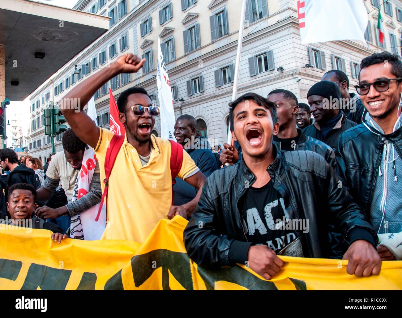 Rom, Italien. 10 Nov, 2018. Nationalen Demonstration in Rom von der # unteilbaren Netzwerk gegen die Regierung organisiert, gegen die Regierung, grassierende Rassismus und die 'Security Dekret' - eine Verschärfung der Einwanderungspolitik - von der Liga Leiter und stellvertretenden Ministerpräsidenten Matteo salvini dargestellt und durch den Senat Anfang dieser Woche genehmigt. Credit: Patrizia Cortellessa/Pacific Press/Alamy leben Nachrichten Stockfoto Rom, Italien. 10 Nov, 2018. Nationalen Demonstration in Rom von der # unteilbaren Netzwerk gegen die Regierung organisiert, gegen die Regierung, grassierende Rassismus und die 'Security Dekret' - eine Verschärfung der Einwanderungspolitik - von der Liga Leiter und stellvertretenden Ministerpräsidenten Matteo salvini dargestellt und durch den Senat Anfang dieser Woche genehmigt. Credit: Patrizia Cortellessa/Pacific Press/Alamy leben Nachrichten Stockfoto