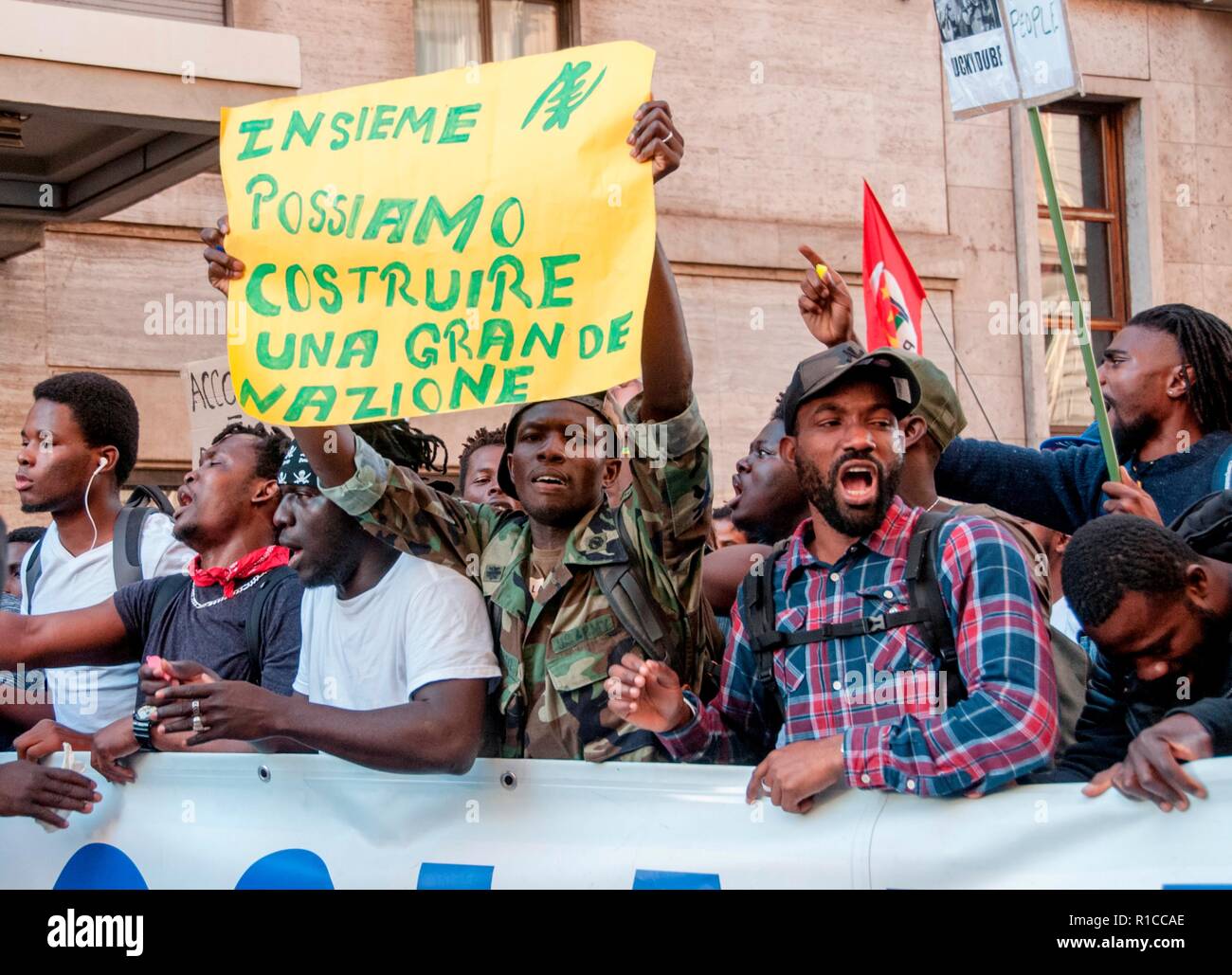 Rom, Italien. 10 Nov, 2018. Nationalen Demonstration in Rom von der # unteilbaren Netzwerk gegen die Regierung organisiert, gegen die Regierung, grassierende Rassismus und die 'Security Dekret' - eine Verschärfung der Einwanderungspolitik - von der Liga Leiter und stellvertretenden Ministerpräsidenten Matteo salvini dargestellt und durch den Senat Anfang dieser Woche genehmigt. Credit: Patrizia Cortellessa/Pacific Press/Alamy leben Nachrichten Stockfoto Rom, Italien. 10 Nov, 2018. Nationalen Demonstration in Rom von der # unteilbaren Netzwerk gegen die Regierung organisiert, gegen die Regierung, grassierende Rassismus und die 'Security Dekret' - eine Verschärfung der Einwanderungspolitik - von der Liga Leiter und stellvertretenden Ministerpräsidenten Matteo salvini dargestellt und durch den Senat Anfang dieser Woche genehmigt. Credit: Patrizia Cortellessa/Pacific Press/Alamy leben Nachrichten Stockfoto