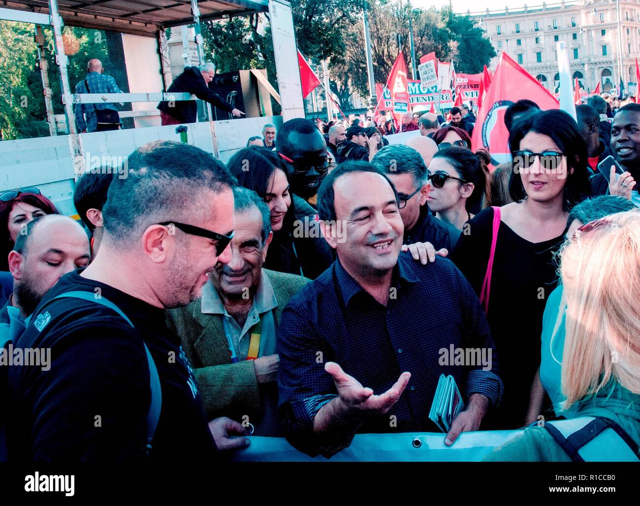 Rom, Italien. 10 Nov, 2018. Der Bürgermeister von Riace (Kalabrien), Domenico Lucano, auf dem Platz während der nationalen Demonstration in Rom von der # unteilbaren Netzwerk gegen die Regierung organisiert, gegen die Regierung, grassierende Rassismus und die 'Security Dekret' - eine Verschärfung der Einwanderungspolitik - von der Liga Leiter und stellvertretenden Ministerpräsidenten Matteo salvini dargestellt und durch den Senat Anfang dieser Woche genehmigt. Credit: Patrizia Cortellessa/Pacific Press/Alamy leben Nachrichten Stockfoto Rom, Italien. 10 Nov, 2018. Der Bürgermeister von Riace (Kalabrien), Domenico Lucano, auf dem Platz während der nationalen Demonstration in Rom von der # unteilbaren Netzwerk gegen die Regierung organisiert, gegen die Regierung, grassierende Rassismus und die 'Security Dekret' - eine Verschärfung der Einwanderungspolitik - von der Liga Leiter und stellvertretenden Ministerpräsidenten Matteo salvini dargestellt und durch den Senat Anfang dieser Woche genehmigt. Credit: Patrizia Cortellessa/Pacific Press/Alamy leben Nachrichten Stockfoto