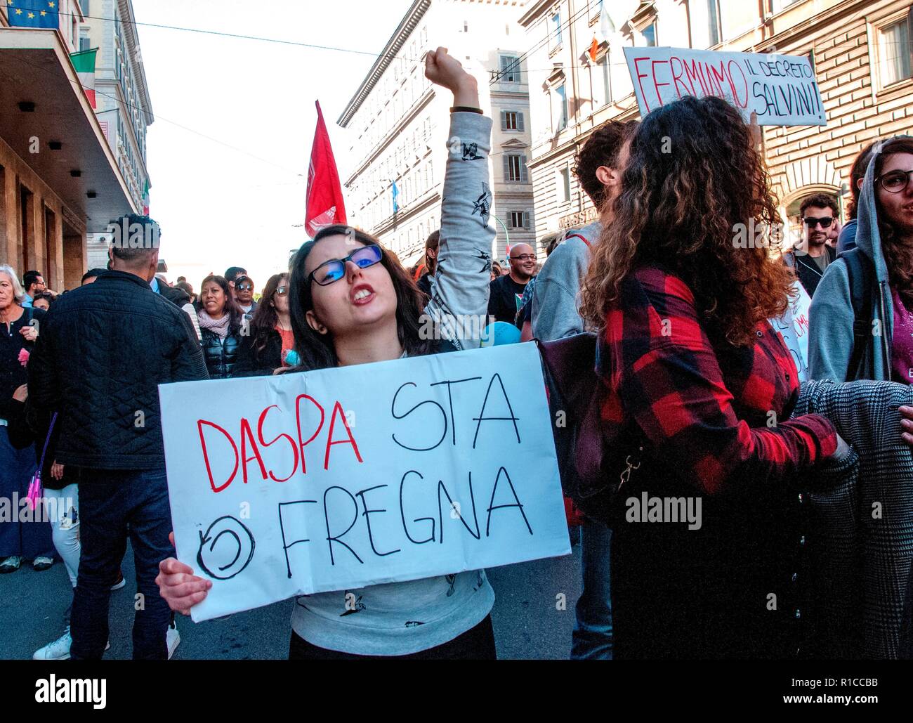 Rom, Italien. 10 Nov, 2018. Nationalen Demonstration in Rom von der # unteilbaren Netzwerk gegen die Regierung organisiert, gegen die Regierung, grassierende Rassismus und die 'Security Dekret' - eine Verschärfung der Einwanderungspolitik - von der Liga Leiter und stellvertretenden Ministerpräsidenten Matteo salvini dargestellt und durch den Senat Anfang dieser Woche genehmigt. Credit: Patrizia Cortellessa/Pacific Press/Alamy leben Nachrichten Stockfoto Rom, Italien. 10 Nov, 2018. Nationalen Demonstration in Rom von der # unteilbaren Netzwerk gegen die Regierung organisiert, gegen die Regierung, grassierende Rassismus und die 'Security Dekret' - eine Verschärfung der Einwanderungspolitik - von der Liga Leiter und stellvertretenden Ministerpräsidenten Matteo salvini dargestellt und durch den Senat Anfang dieser Woche genehmigt. Credit: Patrizia Cortellessa/Pacific Press/Alamy leben Nachrichten Stockfoto