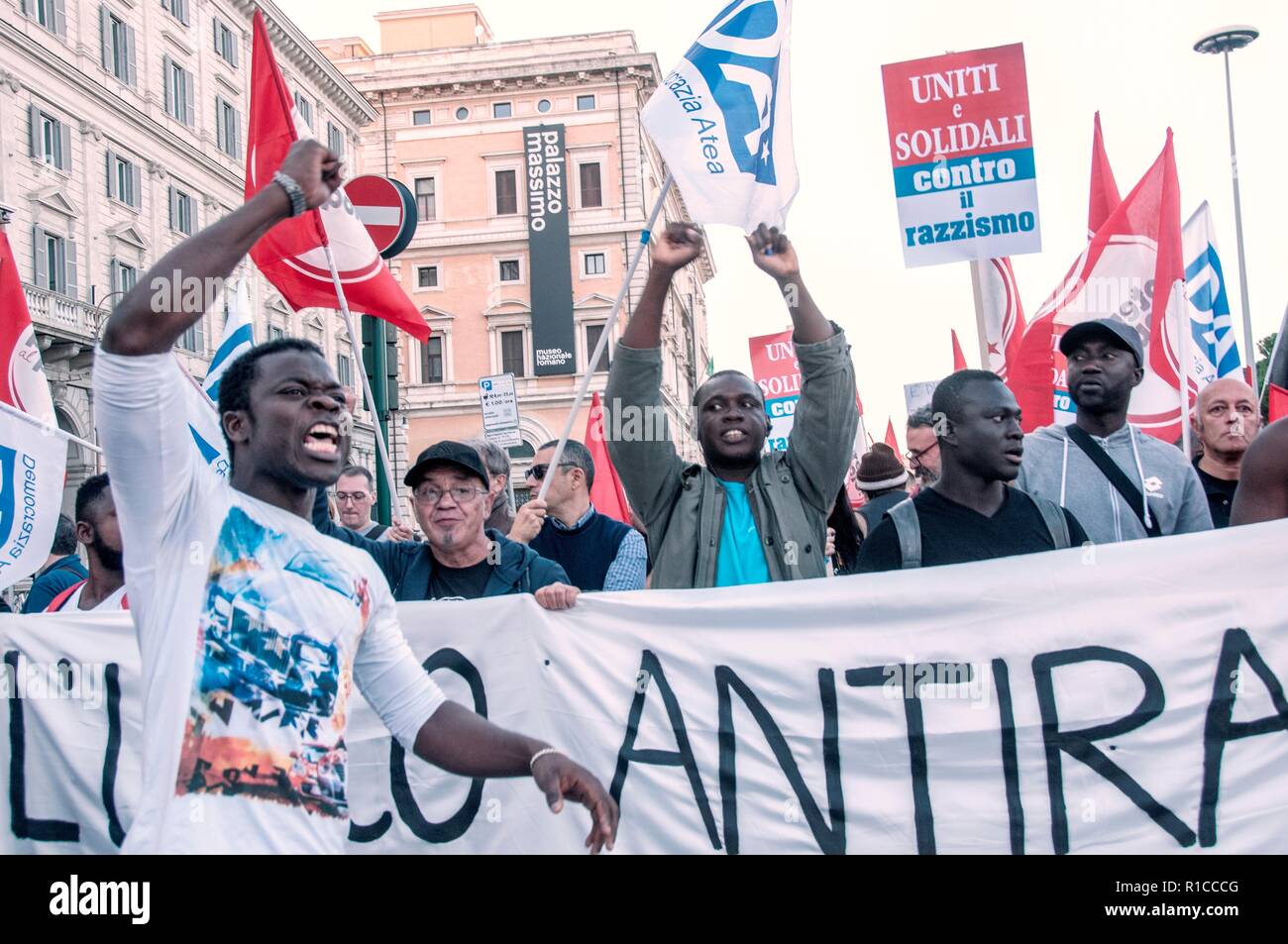 Rom, Italien. 10 Nov, 2018. Nationalen Demonstration in Rom von der # unteilbaren Netzwerk gegen die Regierung organisiert, gegen die Regierung, grassierende Rassismus und die 'Security Dekret' - eine Verschärfung der Einwanderungspolitik - von der Liga Leiter und stellvertretenden Ministerpräsidenten Matteo salvini dargestellt und durch den Senat Anfang dieser Woche genehmigt. Credit: Patrizia Cortellessa/Pacific Press/Alamy leben Nachrichten Stockfoto Rom, Italien. 10 Nov, 2018. Nationalen Demonstration in Rom von der # unteilbaren Netzwerk gegen die Regierung organisiert, gegen die Regierung, grassierende Rassismus und die 'Security Dekret' - eine Verschärfung der Einwanderungspolitik - von der Liga Leiter und stellvertretenden Ministerpräsidenten Matteo salvini dargestellt und durch den Senat Anfang dieser Woche genehmigt. Credit: Patrizia Cortellessa/Pacific Press/Alamy leben Nachrichten Stockfoto