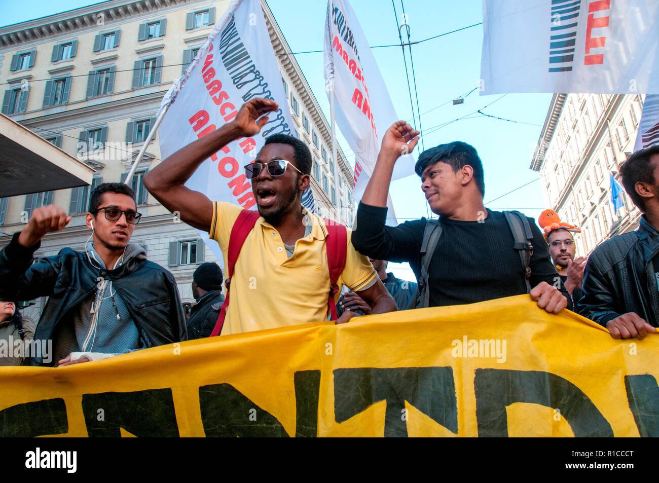 Rom, Italien. 10 Nov, 2018. Nationalen Demonstration in Rom von der # unteilbaren Netzwerk gegen die Regierung organisiert, gegen die Regierung, grassierende Rassismus und die 'Security Dekret' - eine Verschärfung der Einwanderungspolitik - von der Liga Leiter und stellvertretenden Ministerpräsidenten Matteo salvini dargestellt und durch den Senat Anfang dieser Woche genehmigt. Credit: Patrizia Cortellessa/Pacific Press/Alamy leben Nachrichten Stockfoto Rom, Italien. 10 Nov, 2018. Nationalen Demonstration in Rom von der # unteilbaren Netzwerk gegen die Regierung organisiert, gegen die Regierung, grassierende Rassismus und die 'Security Dekret' - eine Verschärfung der Einwanderungspolitik - von der Liga Leiter und stellvertretenden Ministerpräsidenten Matteo salvini dargestellt und durch den Senat Anfang dieser Woche genehmigt. Credit: Patrizia Cortellessa/Pacific Press/Alamy leben Nachrichten Stockfoto