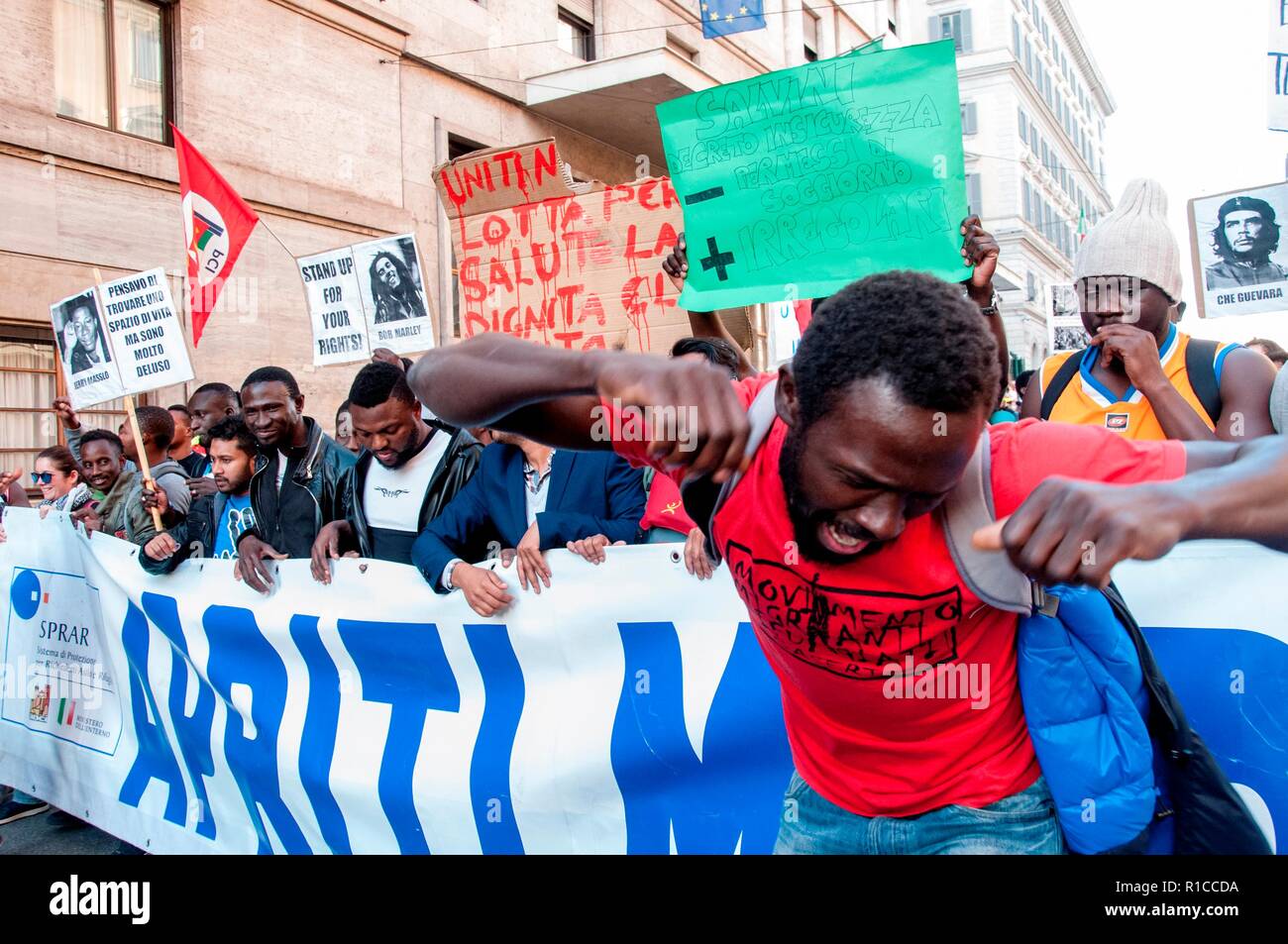 Rom, Italien. 10 Nov, 2018. Nationalen Demonstration in Rom von der # unteilbaren Netzwerk gegen die Regierung organisiert, gegen die Regierung, grassierende Rassismus und die 'Security Dekret' - eine Verschärfung der Einwanderungspolitik - von der Liga Leiter und stellvertretenden Ministerpräsidenten Matteo salvini dargestellt und durch den Senat Anfang dieser Woche genehmigt. Credit: Patrizia Cortellessa/Pacific Press/Alamy leben Nachrichten Stockfoto Rom, Italien. 10 Nov, 2018. Nationalen Demonstration in Rom von der # unteilbaren Netzwerk gegen die Regierung organisiert, gegen die Regierung, grassierende Rassismus und die 'Security Dekret' - eine Verschärfung der Einwanderungspolitik - von der Liga Leiter und stellvertretenden Ministerpräsidenten Matteo salvini dargestellt und durch den Senat Anfang dieser Woche genehmigt. Credit: Patrizia Cortellessa/Pacific Press/Alamy leben Nachrichten Stockfoto