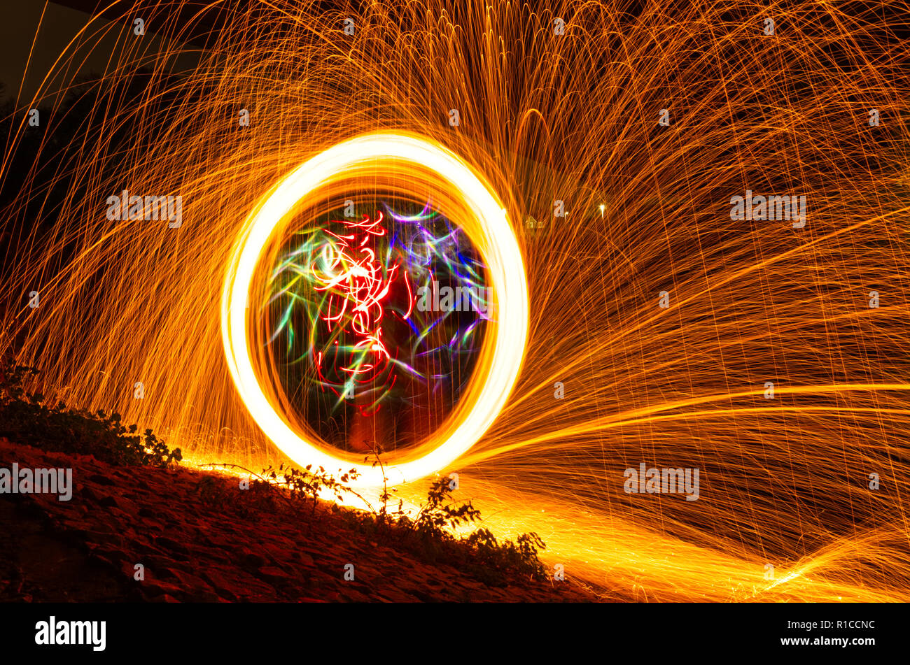 Ein Portal in eine andere Dimension mit Feuer gemacht Stockfoto
