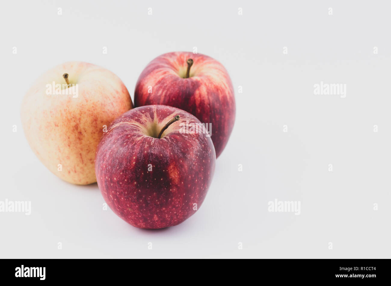 Gelb Rot reife Äpfel auf einer weissen Fläche - gesunde organische Ernährung Konzept Stockfoto