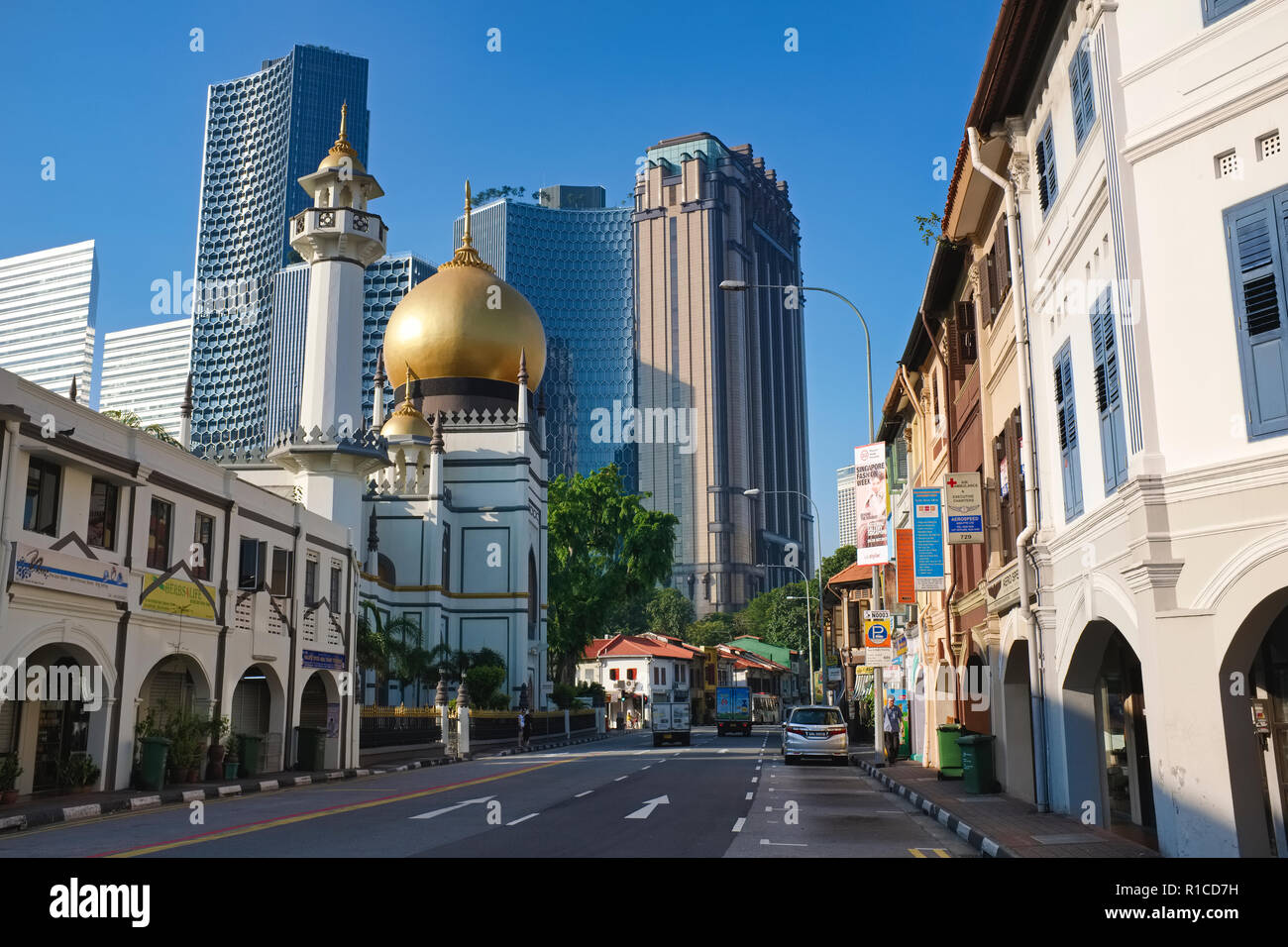 Blick von der North Bridge Road, Singapur, auf die Sultan Moschee in der Kampong Glam und Hochhäuser des Central Business District (CBD) Stockfoto