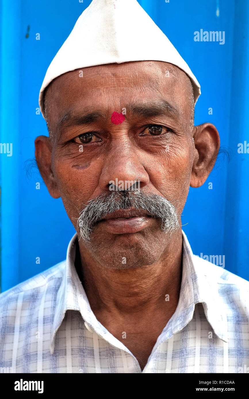 Porträt eines Mannes in Mumbai, Indien, das Tragen der sogenannten Gandhi Gap, wie ist der Brauch für viele meist Männer der Arbeiterklasse im Bundesstaat Maharashtra Stockfoto
