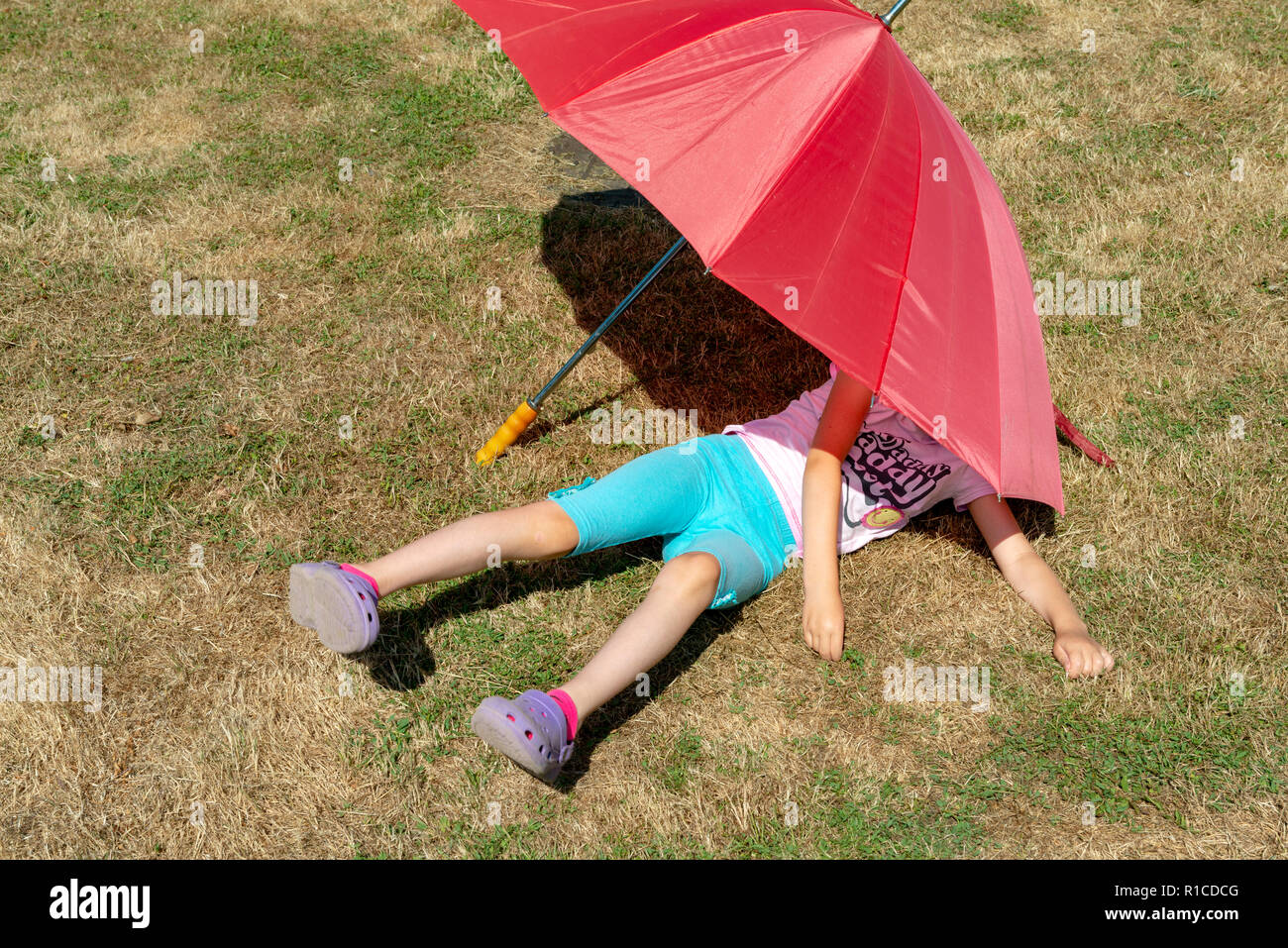 Junge Mädchen aus der Sonne während der heißen Sommer 2018 Stockfoto