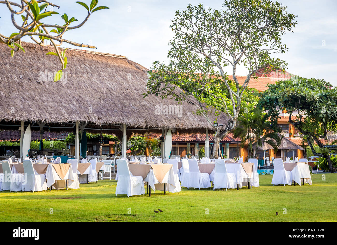 Stühle und Tische für Garden Party vorbereitet Stockfoto