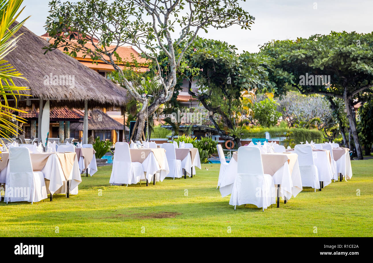 Stühle und Tische für Garden Party vorbereitet Stockfoto