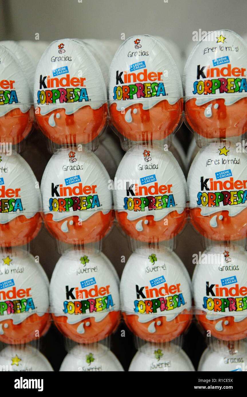 Kinder sorpresa -Fotos und -Bildmaterial in hoher Auflösung – Alamy