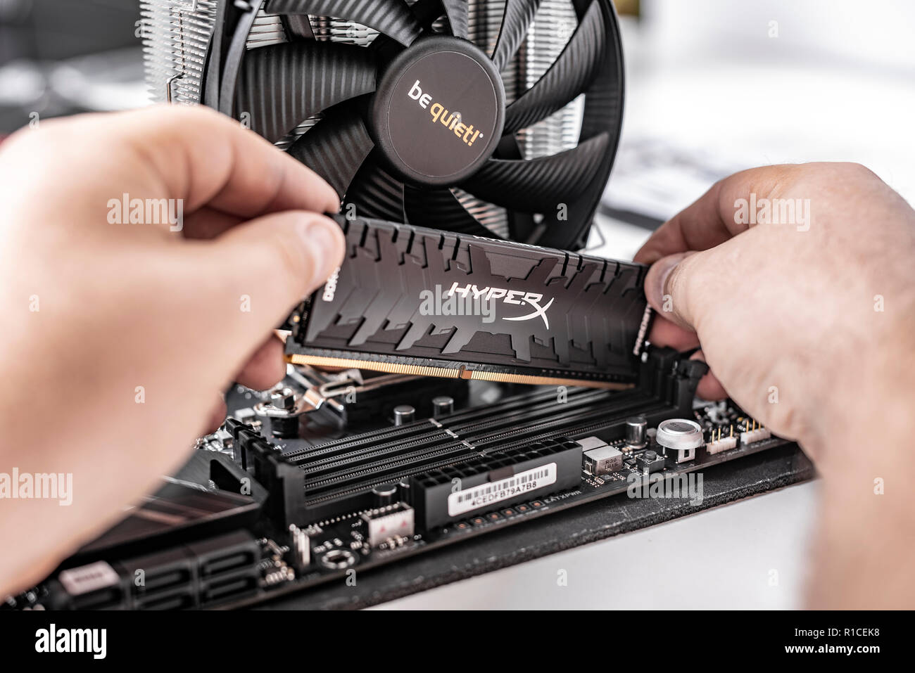 Installieren von Arbeitsspeicher in den PC. Stockfoto