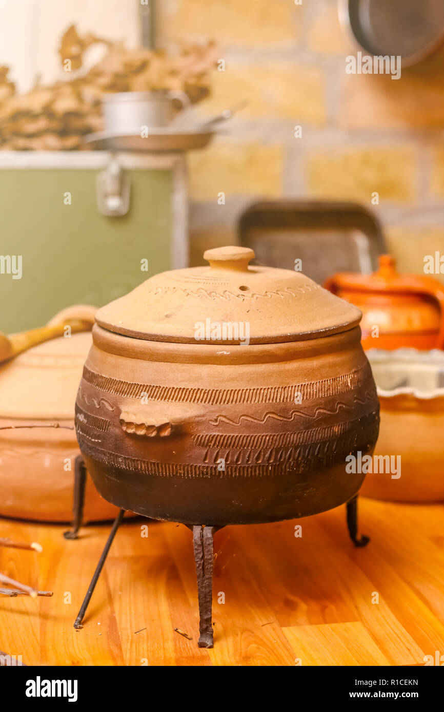 Topf zum Kochen von Mahlzeiten auf Feuer, aus Lehm. Traditionelle Topf aus Ton Stockfotografie
