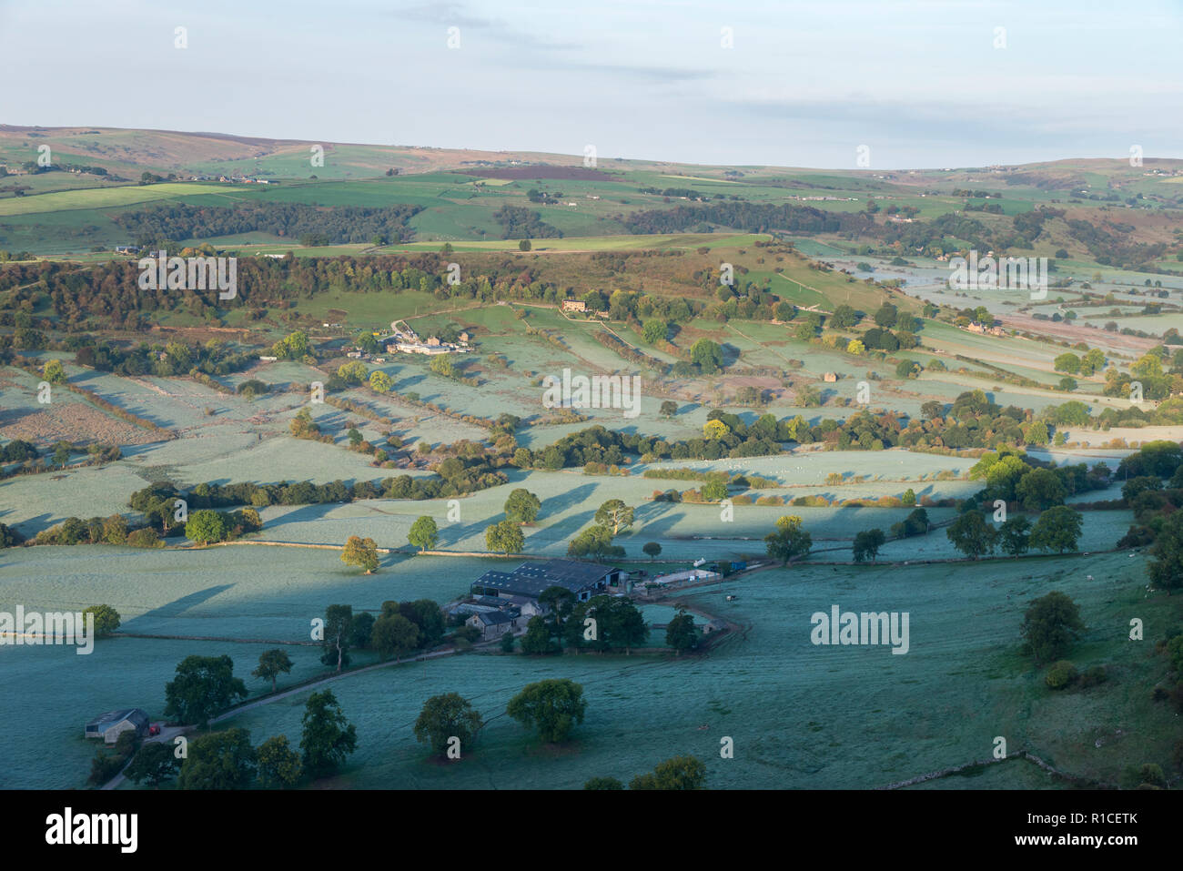 Eine kühle Herbstmorgen in der Taube Tal um Crowdecote, Buxton, England. Eine schöne Gegend des Peak District. Stockfoto