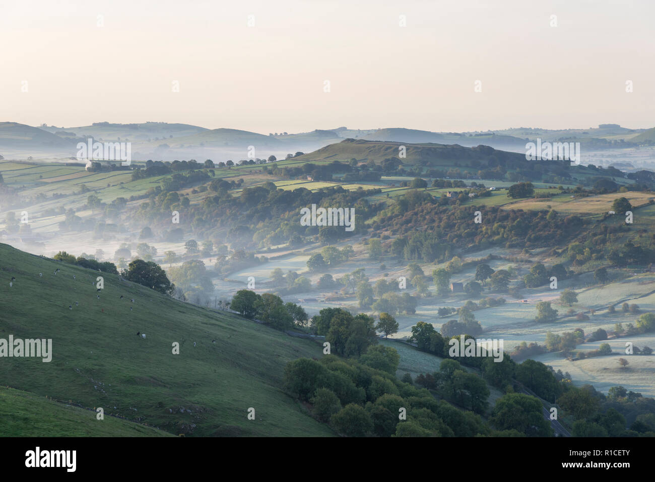Eine kühle Herbstmorgen in der Taube Tal um Crowdecote, Buxton, England. Eine schöne Gegend des Peak District. Stockfoto