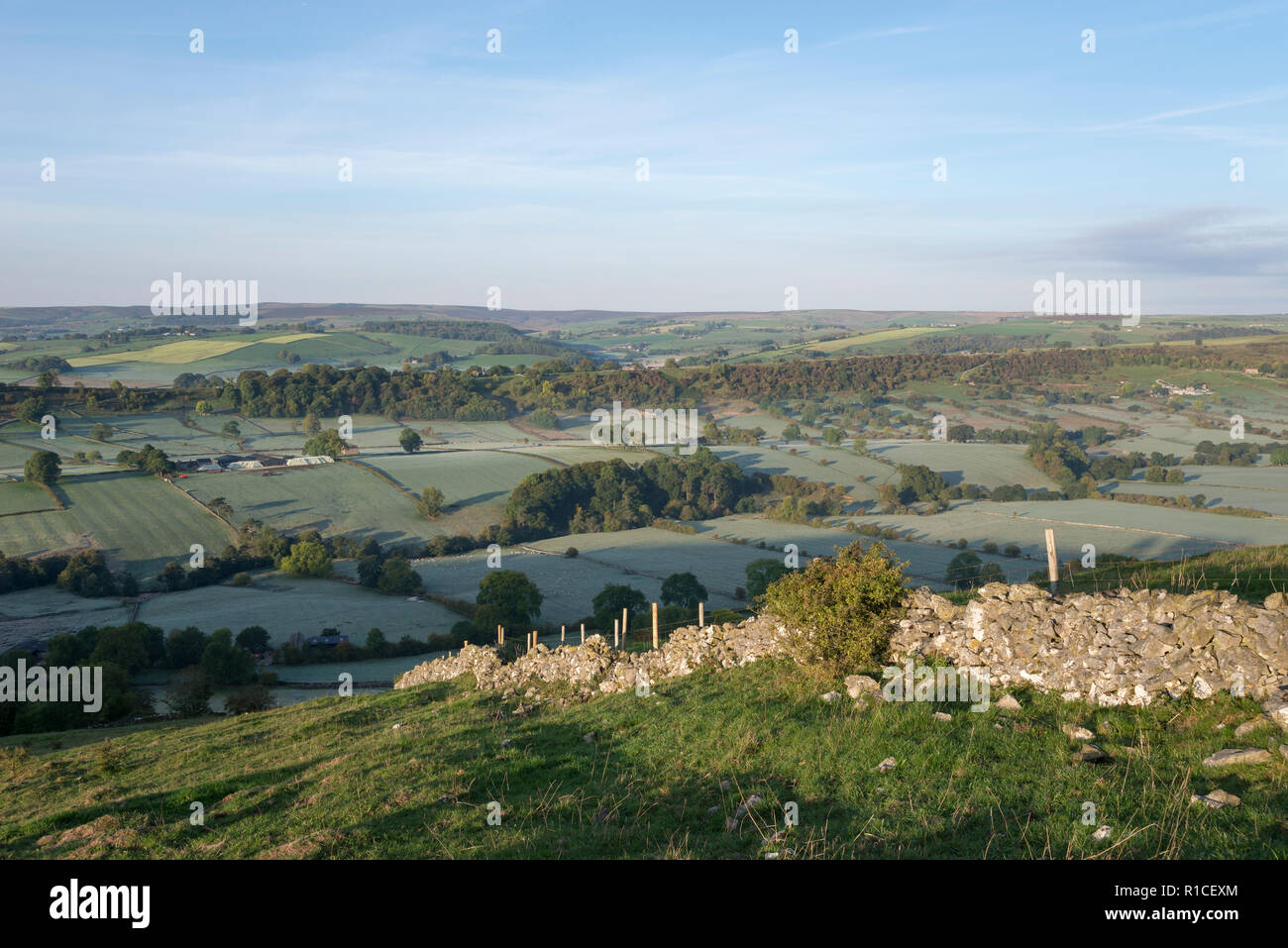 Eine kühle Herbstmorgen in der Taube Tal um Crowdecote, Buxton, England. Eine schöne Gegend des Peak District. Stockfoto