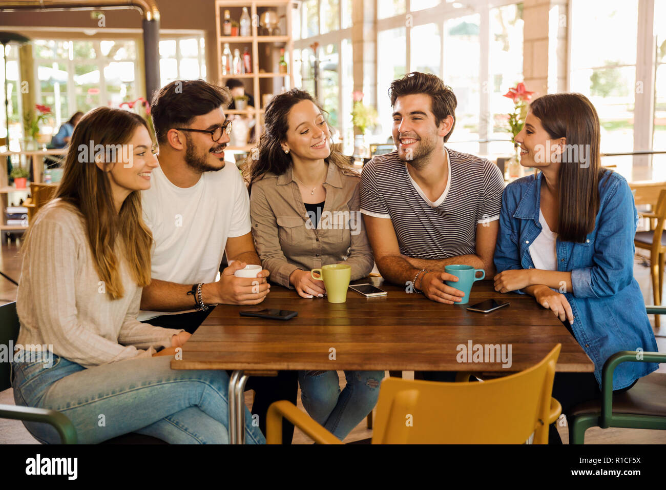 Eine Gruppe von Freunden reden und trinken Kaffee im Cafe Stockfoto