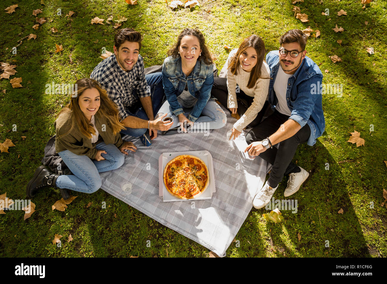 Freunde im Park ein Picknick Stockfoto