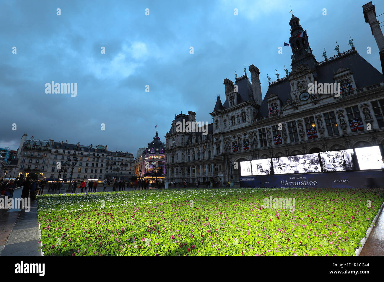 Anlässlich des 100-jährigen Bestehens von Waffenstillstand des Ersten Weltkriegs, Paris City Hall setzt 94,415 Blau, Weiß und Rot Blumen vor dem Rathaus. Stockfoto