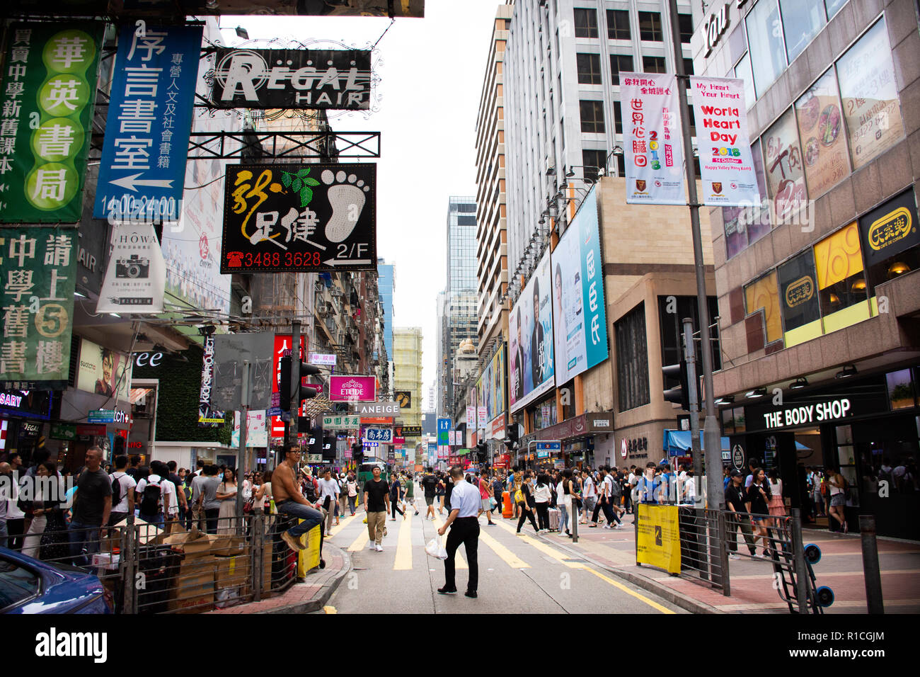 Chinesen und fremden Reisenden zu Fuß besuchen und einkaufen auf Sai Yeung Choi Street South in Mong Kok in Yau Tsim Mong am 9. September 2018 in Stockfoto