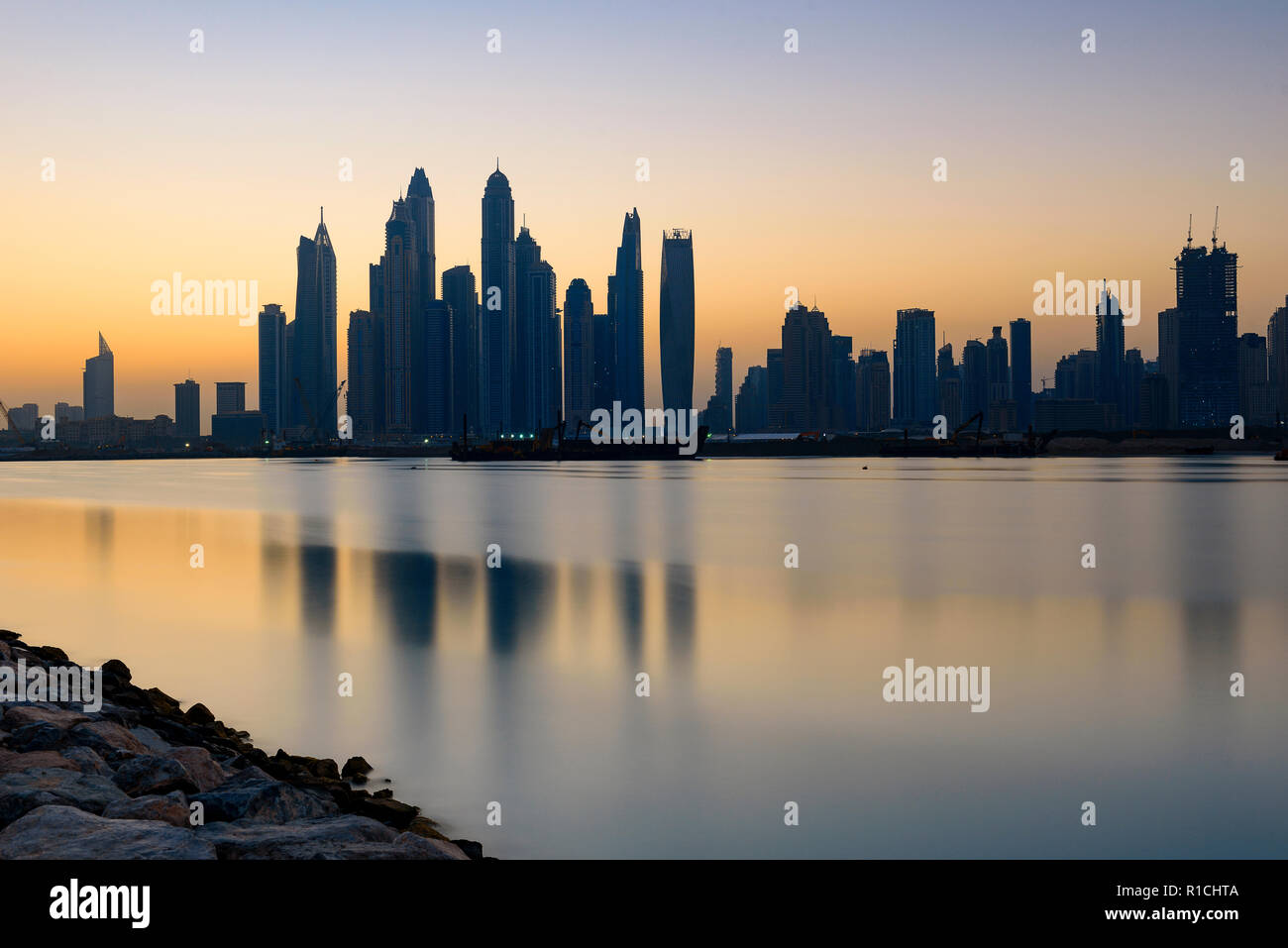 Sonnenaufgang Blick auf Dubai Marina Towers Stockfoto