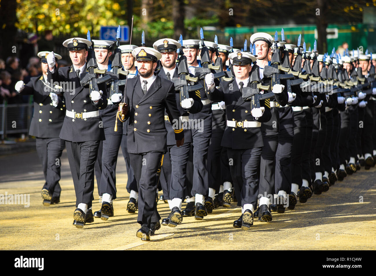 Truppen der Royal Navy marschieren bei der Lord Mayor's Show Parade in London. Stockfoto