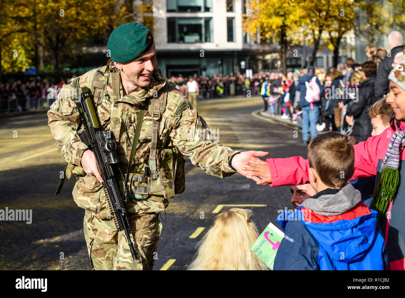 Britischer Soldat der Royal Marines finden Stadt London an des Herrn Bürgermeister Show Parade, London, Großbritannien 2018 Stockfoto