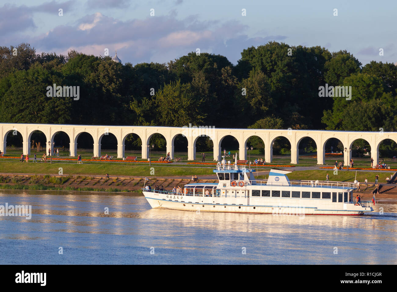 In Weliki Nowgorod, Russland - Juli 30, 2016: Passagierschiff geht auf wolchow Fluss im Sommer Abend Stockfoto