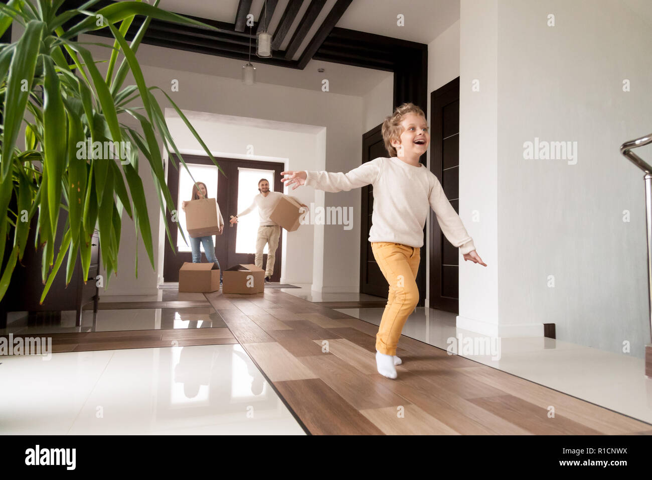 Glückliche Familie mit kleinen Sohn an ihrem neuen Haus angekommen Stockfoto