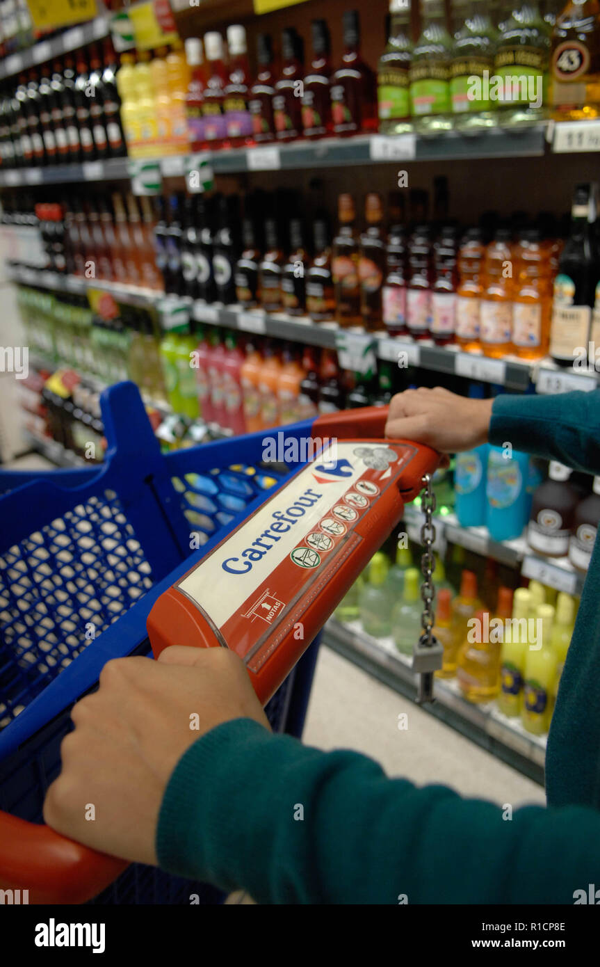 Close-up, ein Kunde mit einem Trolley, Alkohol Stockfoto