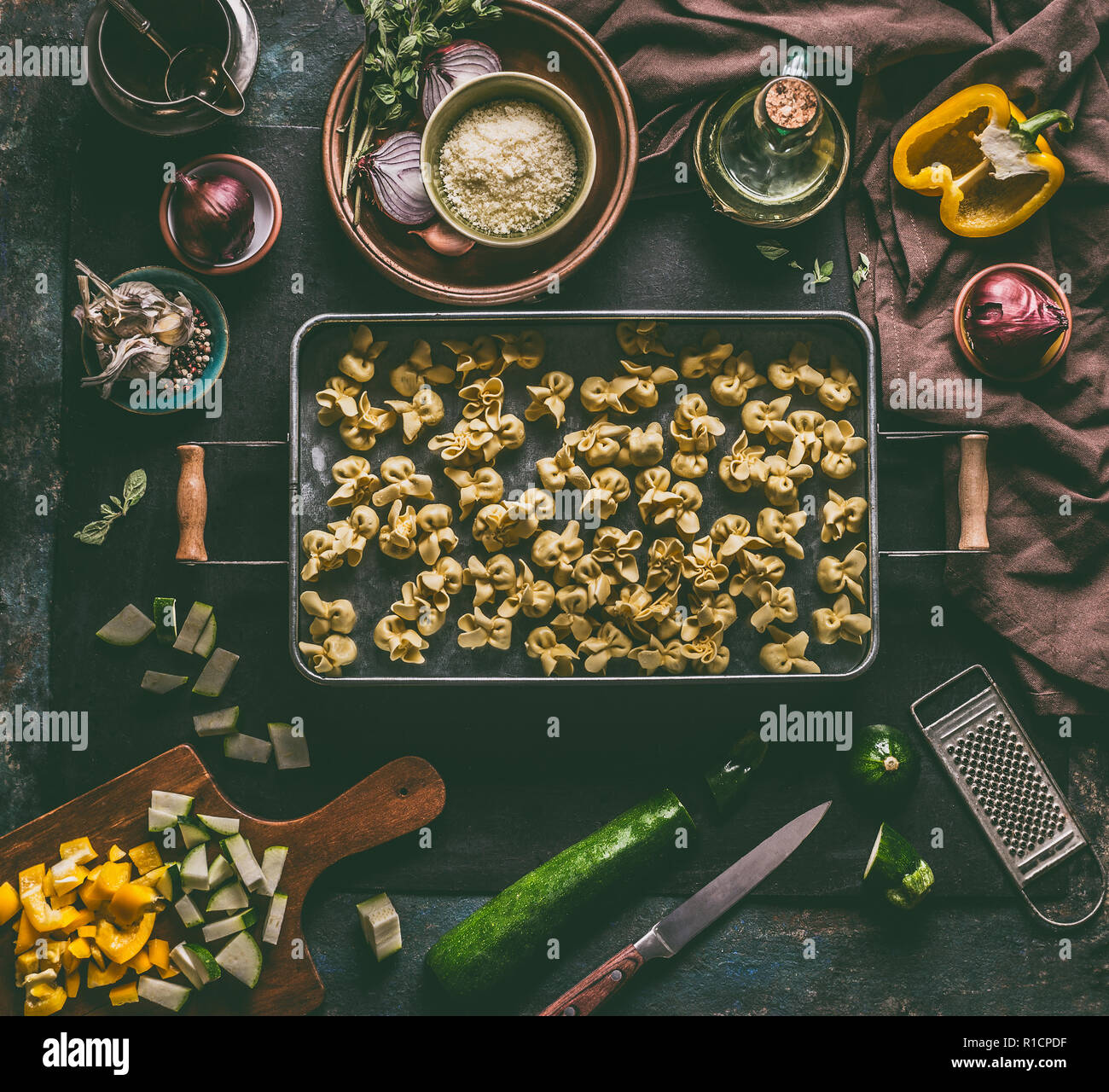 Frische Hausgemachte Vegetarische Tortellini In Fach Auf Dunklen Rustikalen Tisch Hintergrund Mit Gemuse Zutaten Und Vintage Kuchengerate Ansicht Von Oben Stockfotografie Alamy