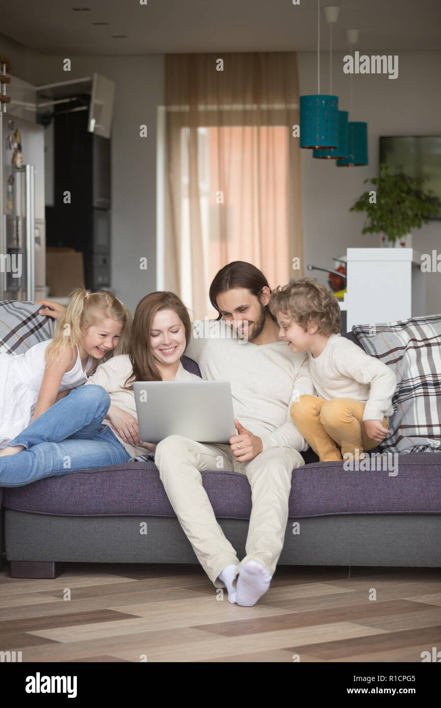 Ganze Familie Ausgabe Zeit gemeinsam zu Hause Stockfoto