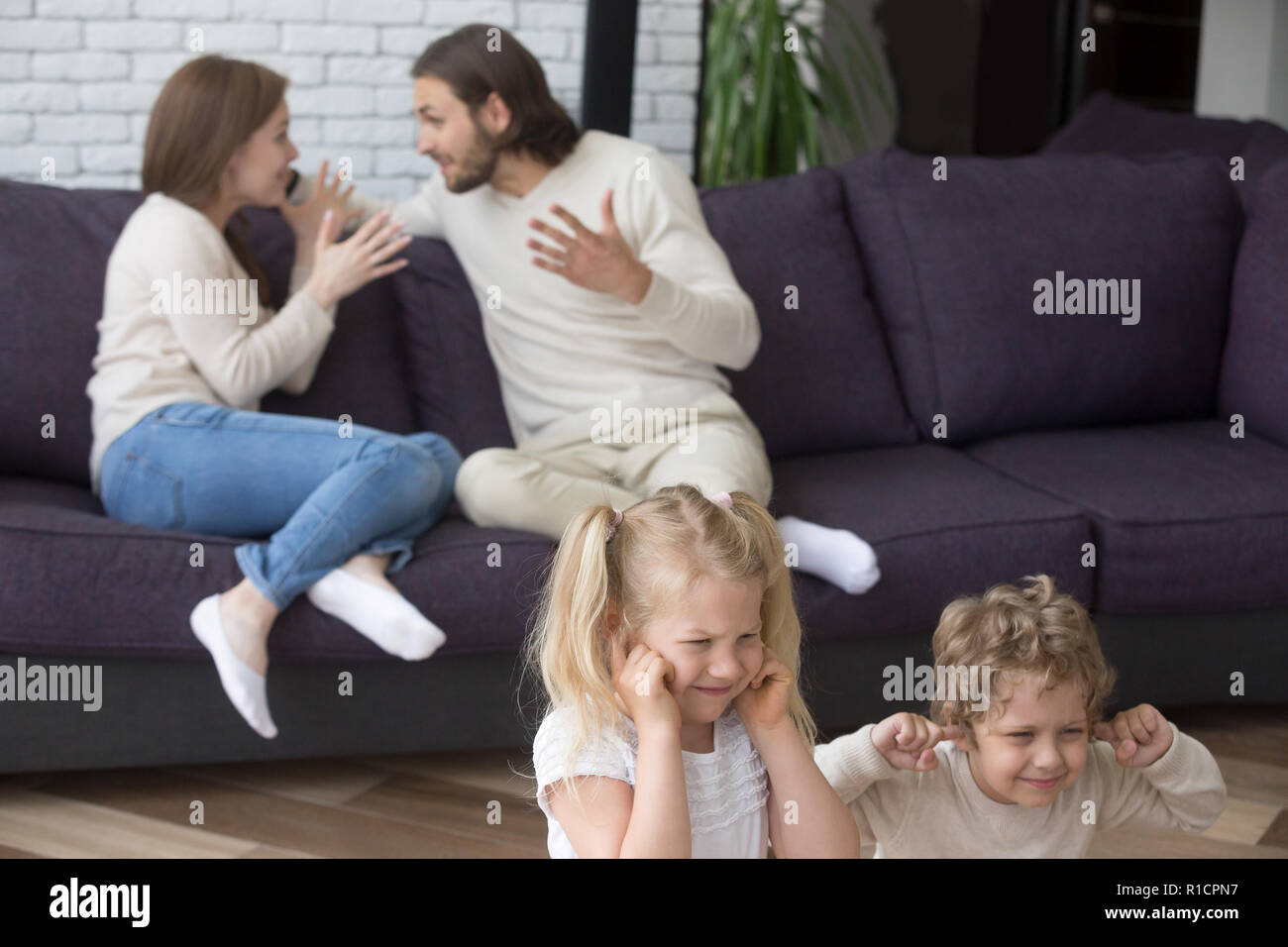 Eltern mit kleinen Kinder im Vorschulalter zu Hause Streit Stockfoto