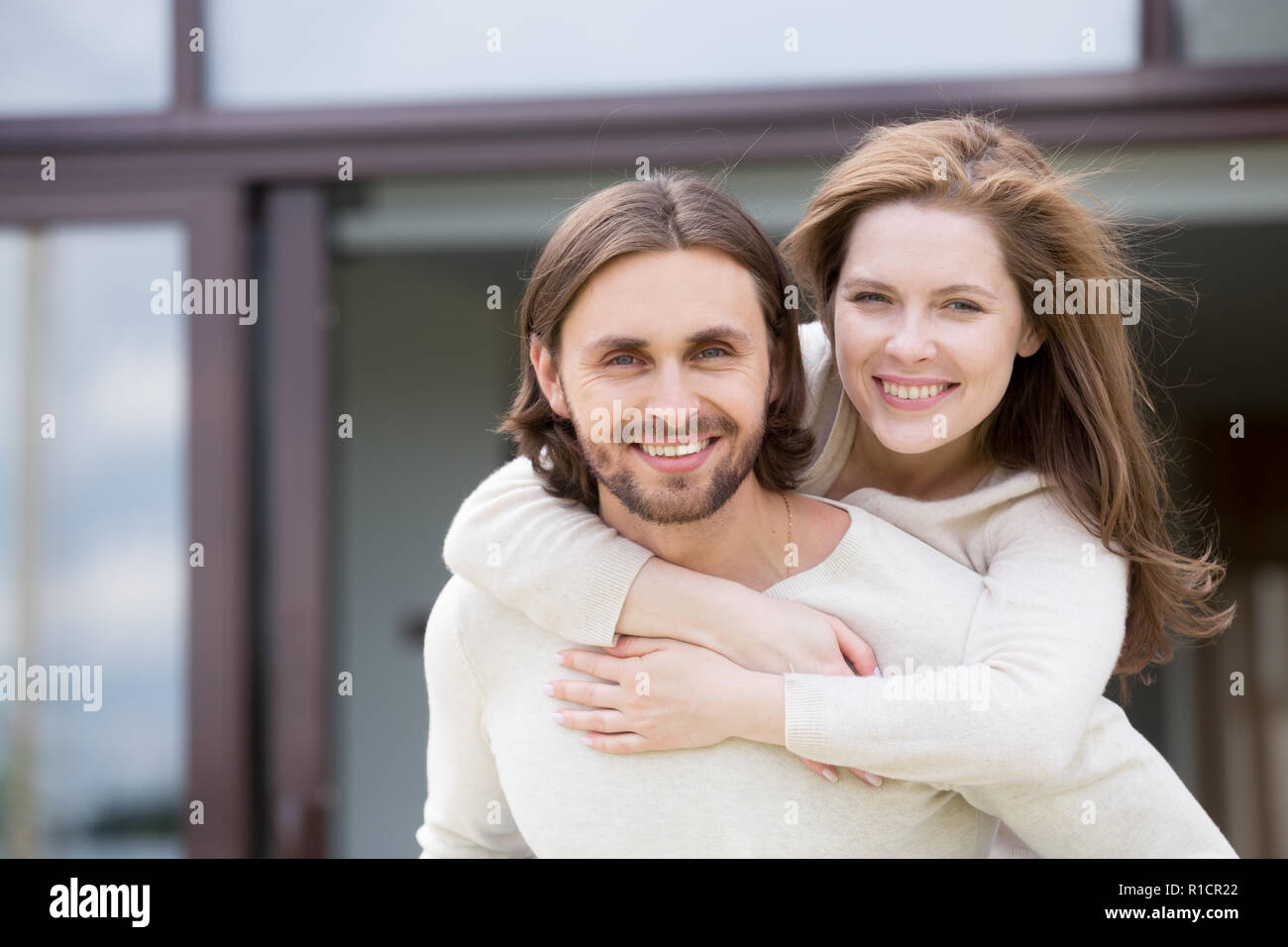 Portrait von attraktiven Lächeln Ehepaar im Freien Stockfoto