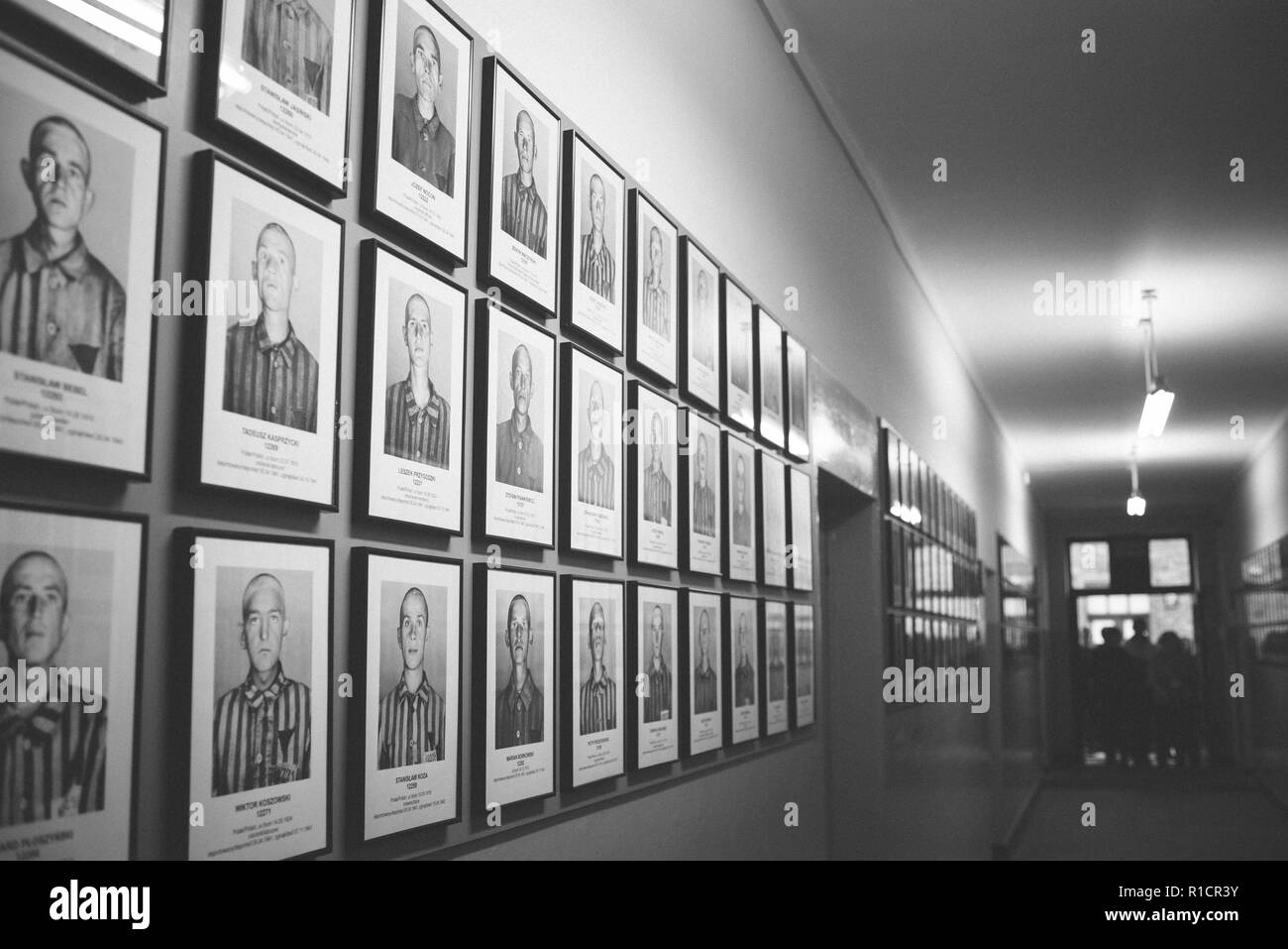 Auschwitz Nazi Konzentrations- und Vernichtungslager. Flur mit Fotografien von Gefangenen. Auschwitz, deutsch besetzten Polen, Europa Stockfoto