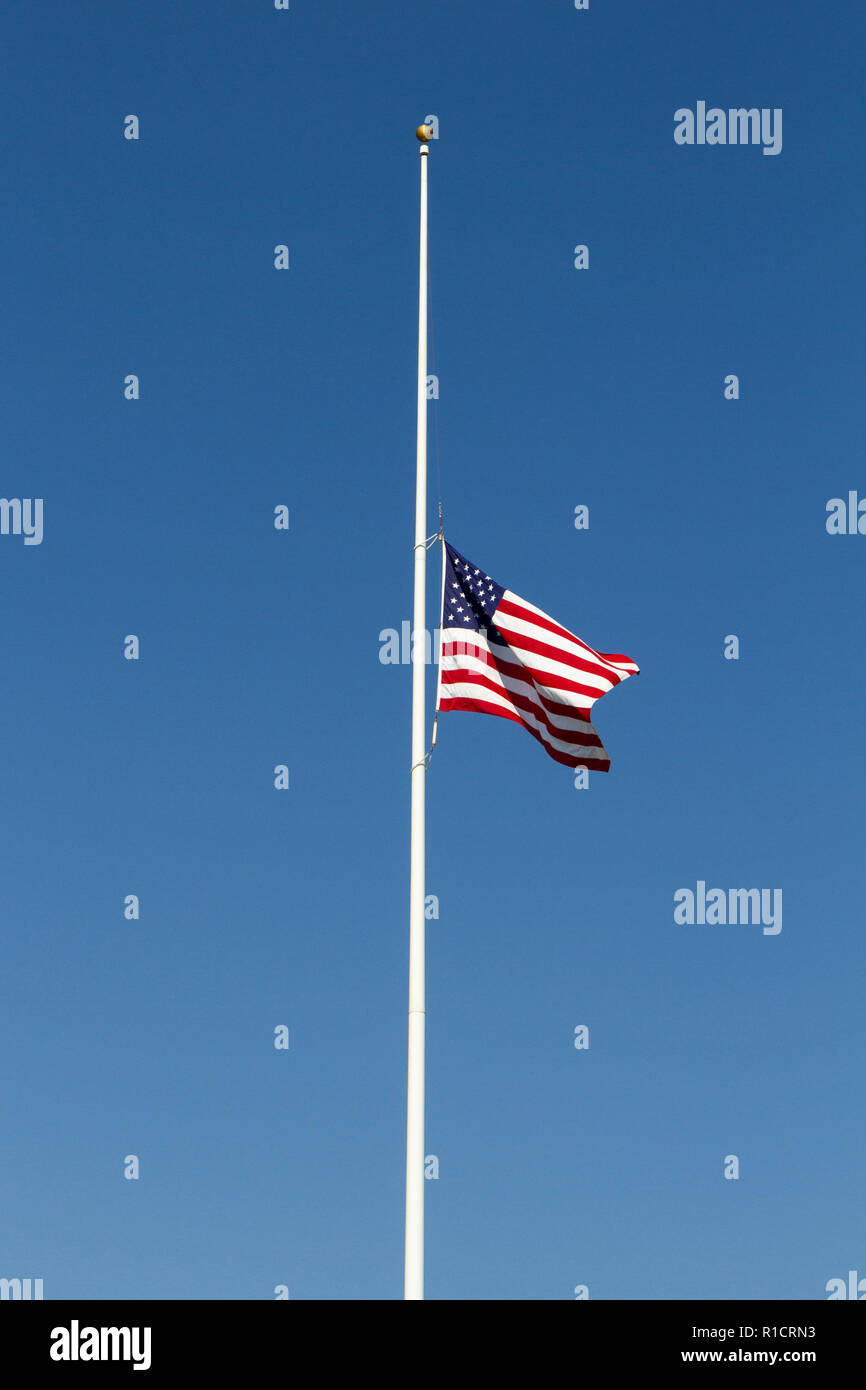 Die amerikanische Flagge auf dem halben Personal, Fort Rosecrans National Cemetery, Cabrillo Memorial Dr, San Diego, California, United States. Stockfoto